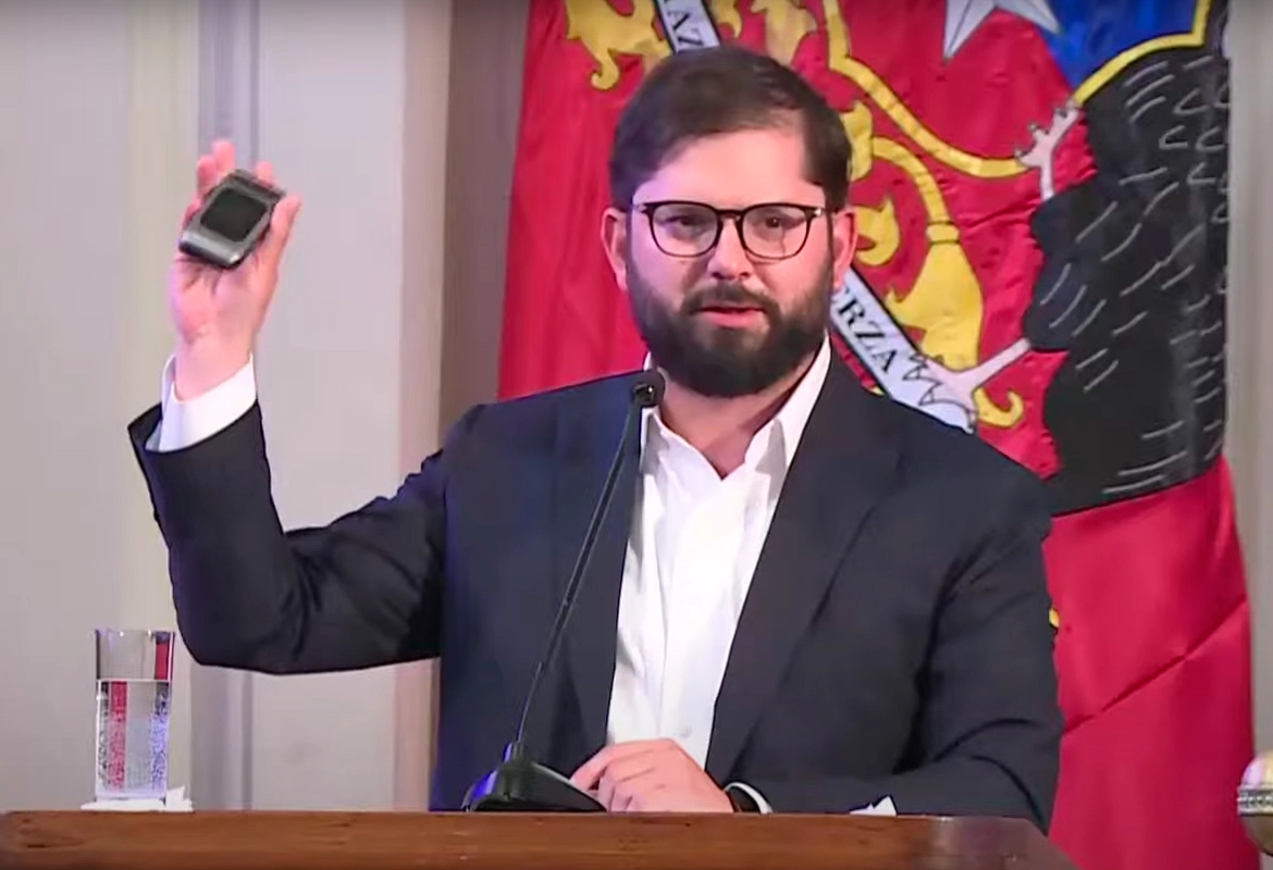 “Los invito a levantar la mirada”: Boric reprende a sus ministros mirando celular en Congreso Futuro