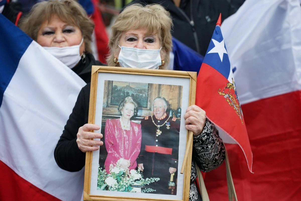 Adherentes a Pinochet exhiben un cuadro del dictador chileno junto a Margareth Thatcher en un un acto conmemorativo del 11 de septiembre