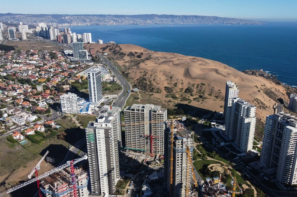 Suprema da nuevo aire a loteo sobre las dunas de Concón y genera enojo de ambientalistas