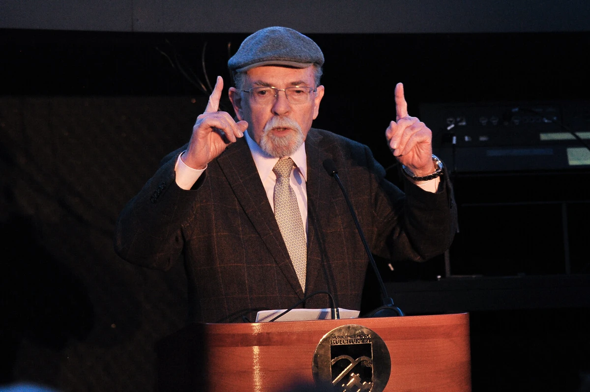 Profesor José Maza dando una charla