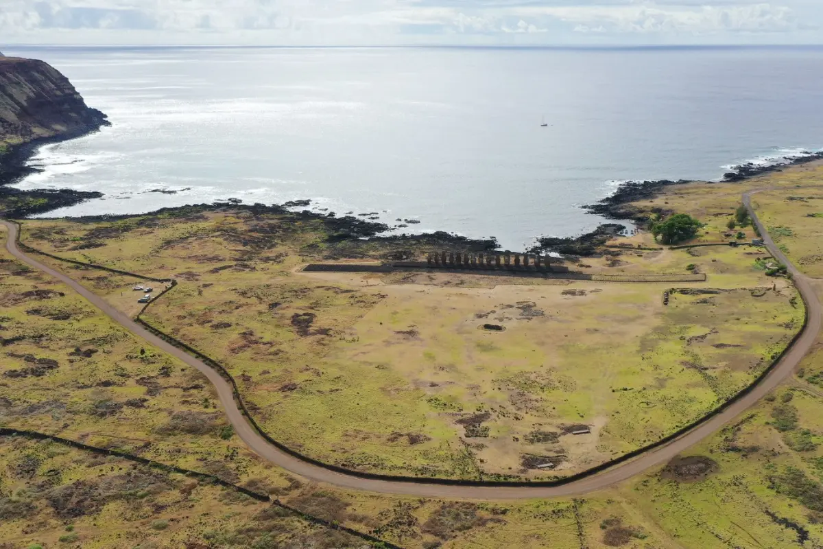 Isla de Pascua apunta a fortalecer turismo con nuevo aeropuerto y 40 km de ruta pavimentada