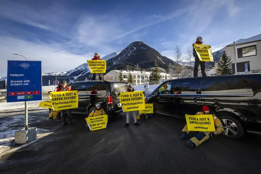 Activistas de Greenpeace bloquean helipuerto de ultrarricos en Davos para exigirles pagar más impuestos climáticos