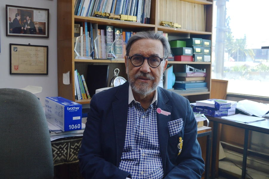 José Zagal, Premio Nacional de Ciencias Naturales 2024, en su oficina.