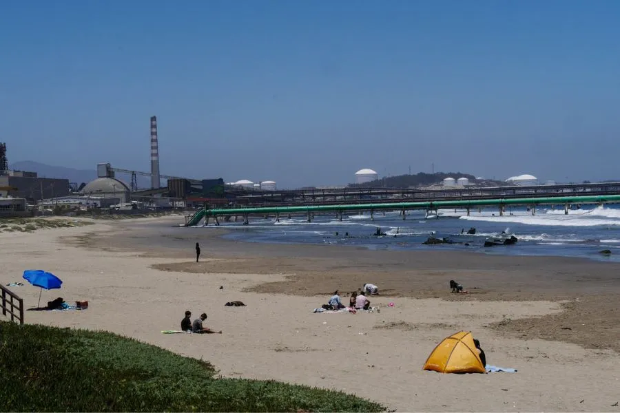 VIDEO| ¿Es peligroso?: Superintendencia de Medio Ambiente investiga vertimiento de líquido en playa Ventanas de Puchuncaví