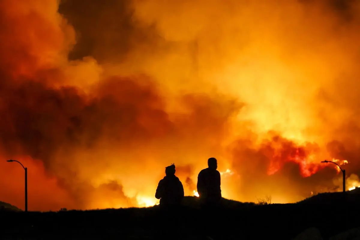 Los Ángeles otra vez amenazada por el fuego: Miles de evacuados por nuevo y amenazante incendio