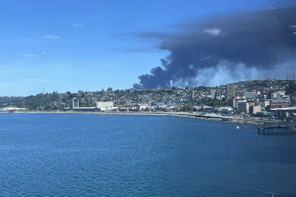 Incendio en Puerto Montt genera enorme columna de humo: Fábrica de plásticos arde y habría lesionados