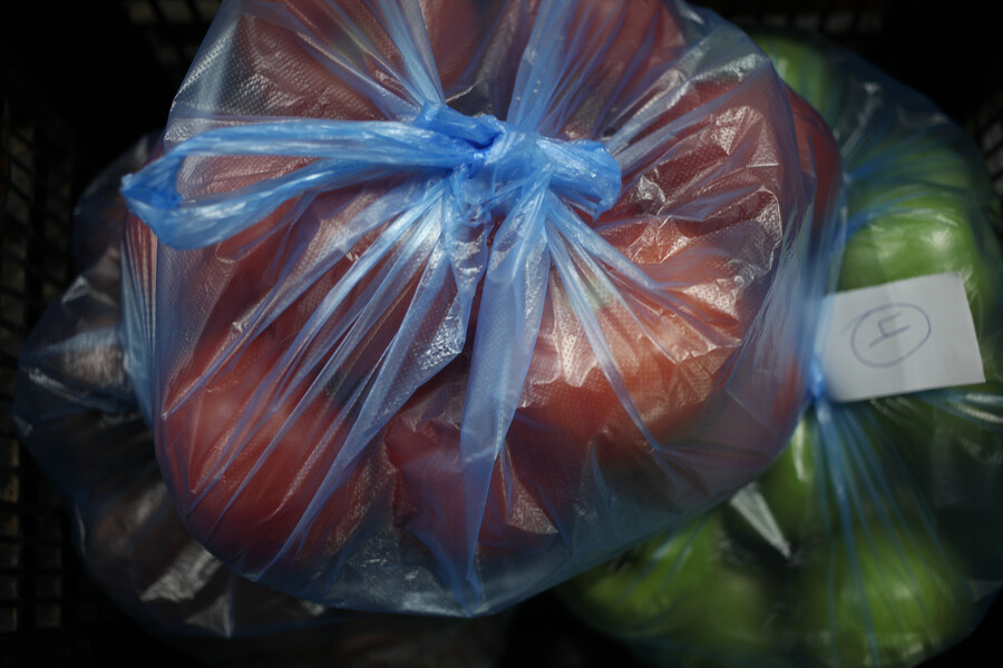 El gran forado de la ley que prohíbe bolsas plásticas: Aún se permiten para fruta y verdura