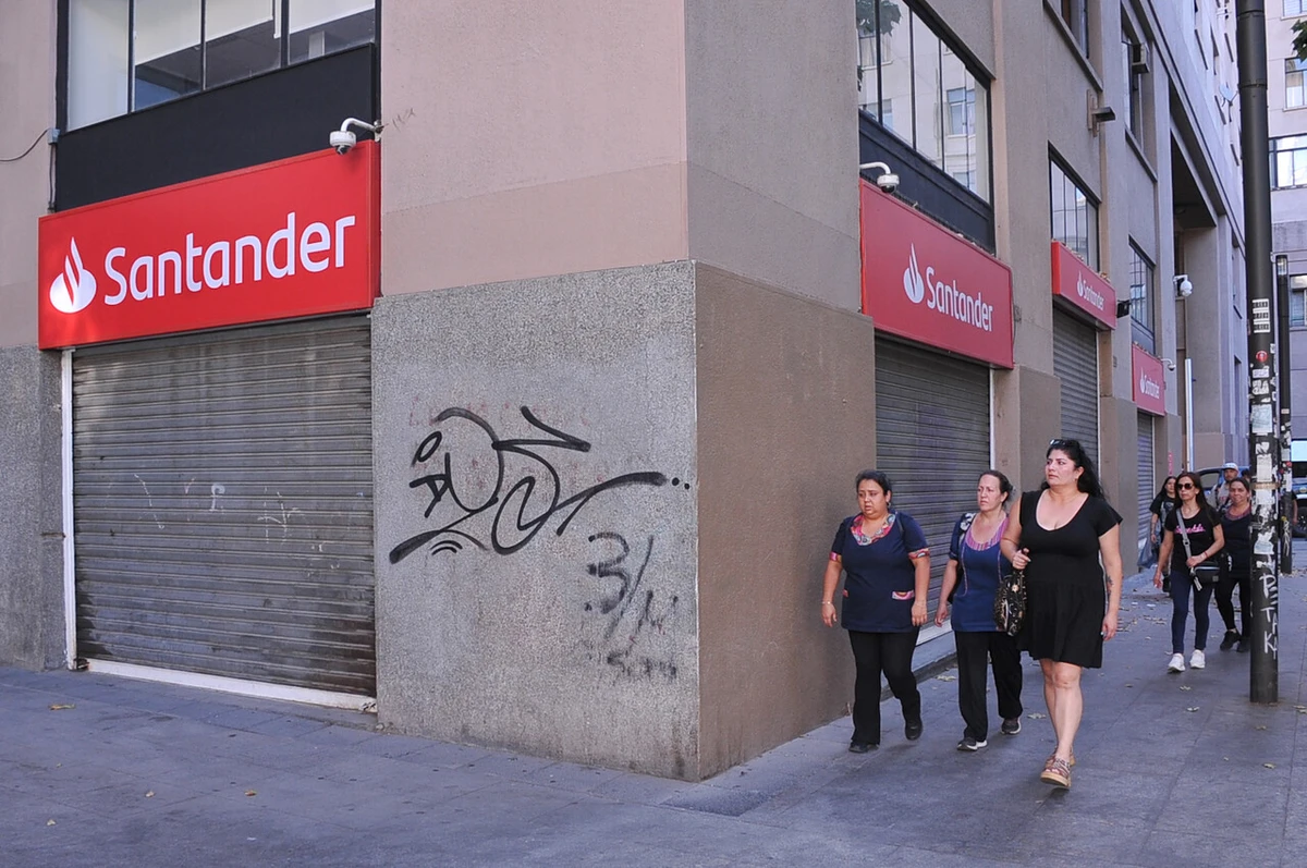 Odecu demanda a bancos por cobros de seguros antifraude: Santander, Security, BICE y Banco de Chile apuntados