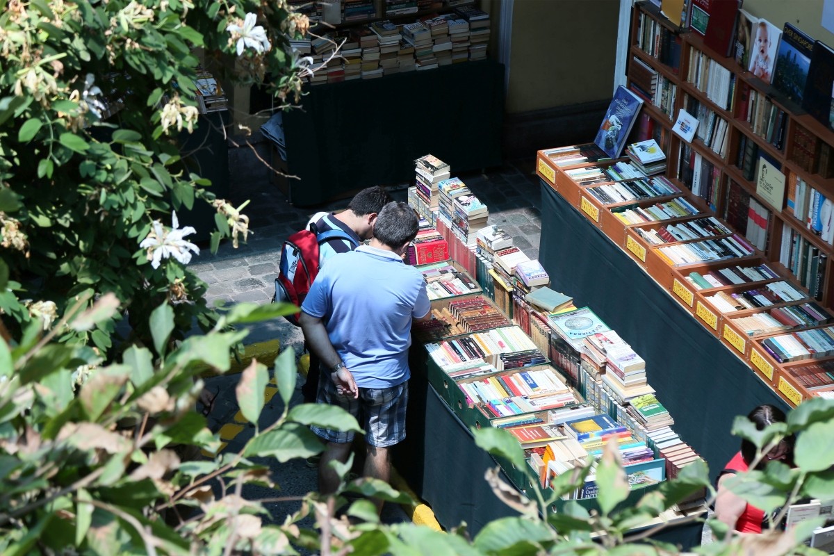 Celebrando a Magallanes y sus escritores vuelve tradicional feria del libro usado en Santiago