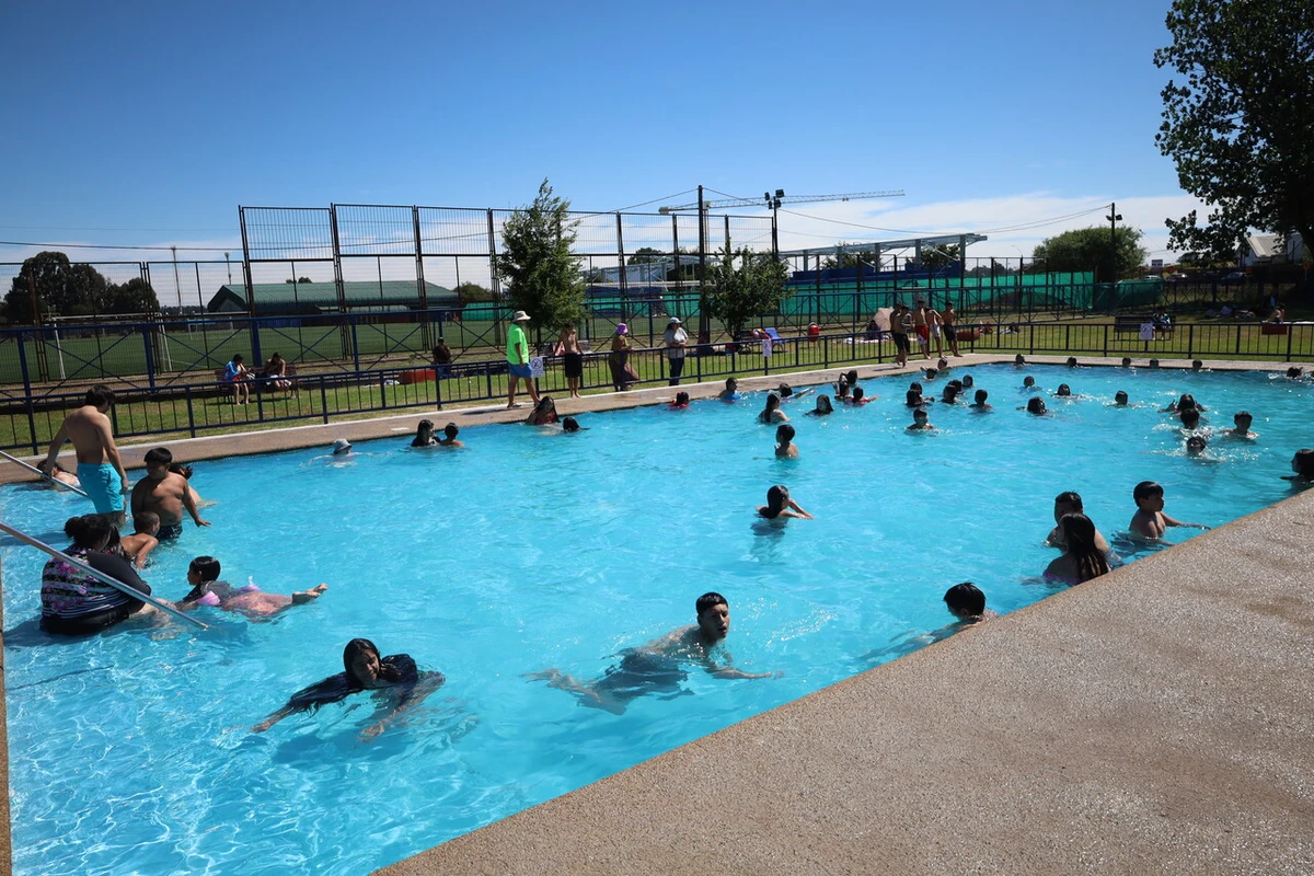 ¿Se te tapan los oídos en la piscina? Experto entrega consejos para un verano sin complicaciones