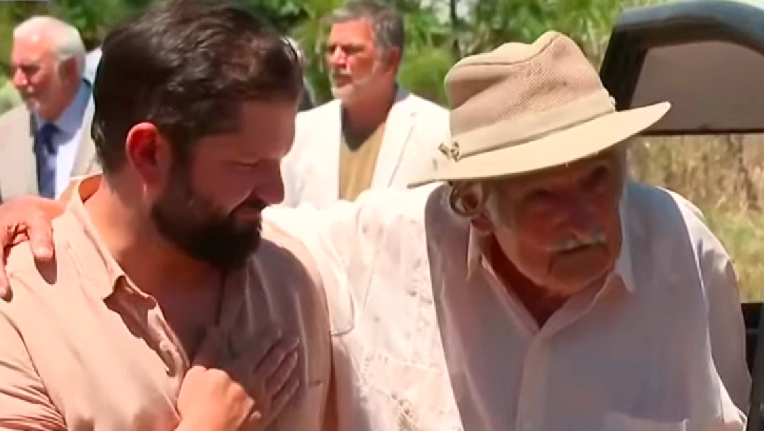 VIDEO| “Yo le agradezco a este muchacho”: José Mujica reaparece en público junto a Presidente Boric