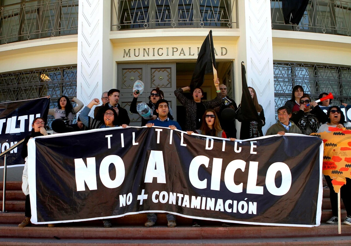 Vecinos de Tiltil critican a su alcalde, por desistir de demanda contra la 50° planta contaminante en la comuna