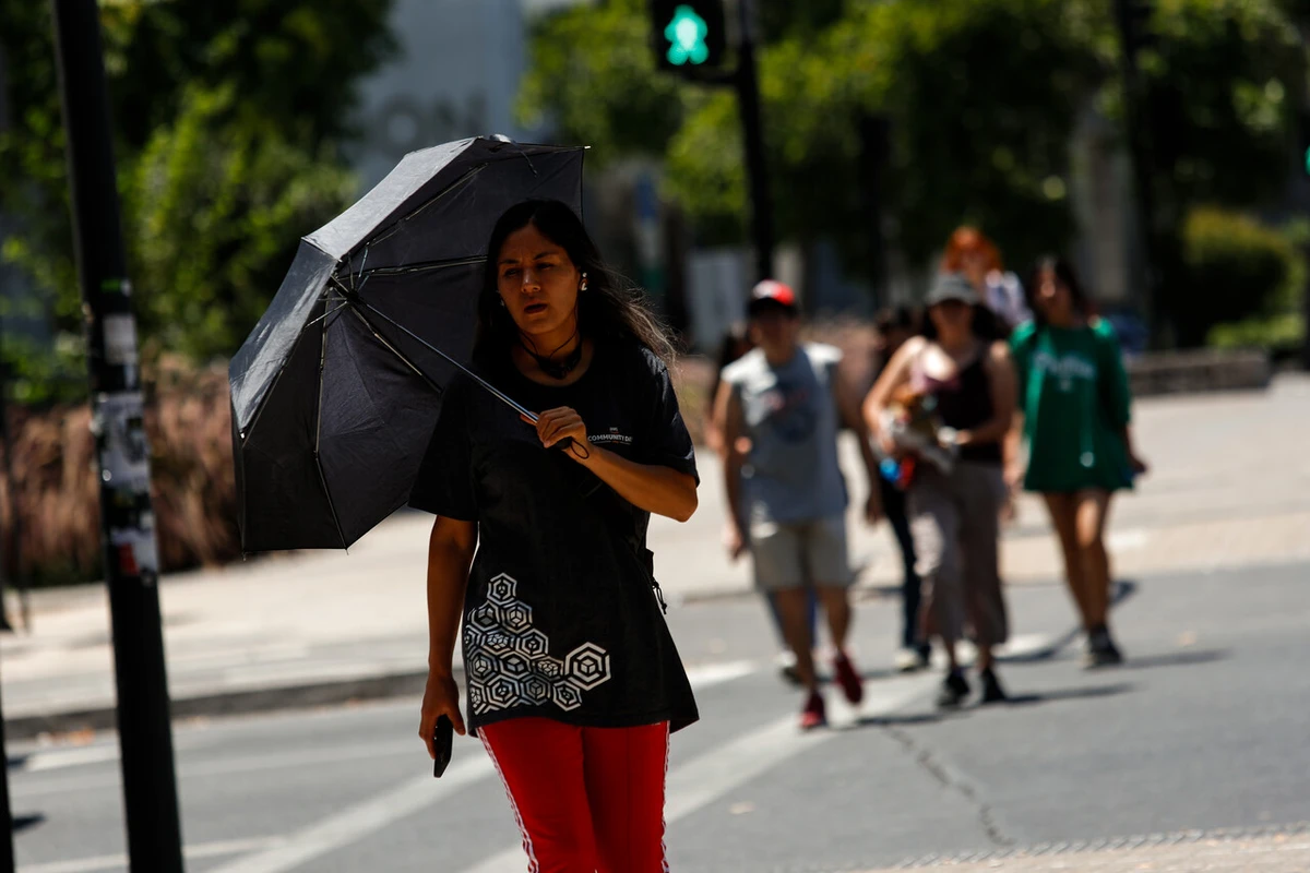 Alerta Roja para la RM y otras 3 regiones por calor extremo: Temperaturas de hasta 38°C