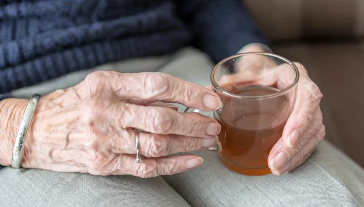 Adultos mayores se deshidratan mas fácil: Consejos para cuidar a nuestros abuelitos ante calor extremo