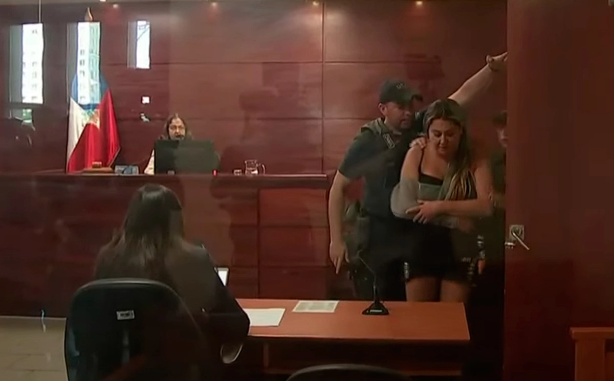 VIDEO| Denisse Campos sigue con escándalo y jueza la reprende en audiencia: “¡Cállese y siéntese!”