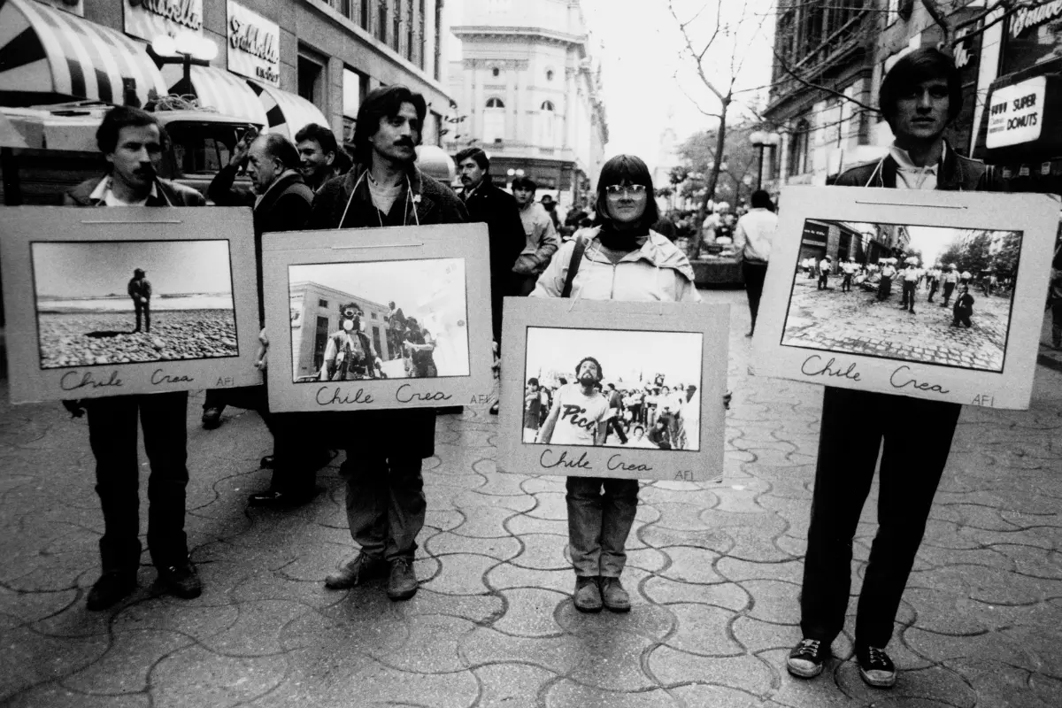 El lente que documentó la rebelión de las mujeres y la resistencia en el Chile de los 80'