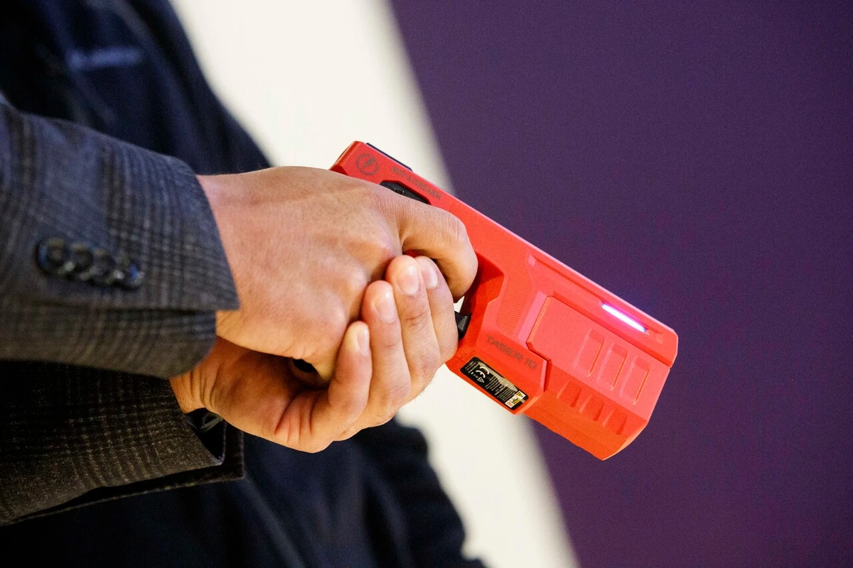 Las lancetas de la pistola taser que enfrentan a Cordero con Desbordes: 