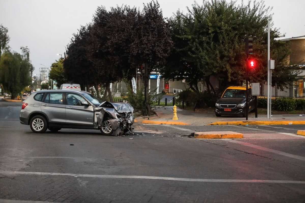 Carabinero que trabajaba de taxista choca y queda con heridas graves: Podría ser dado de baja