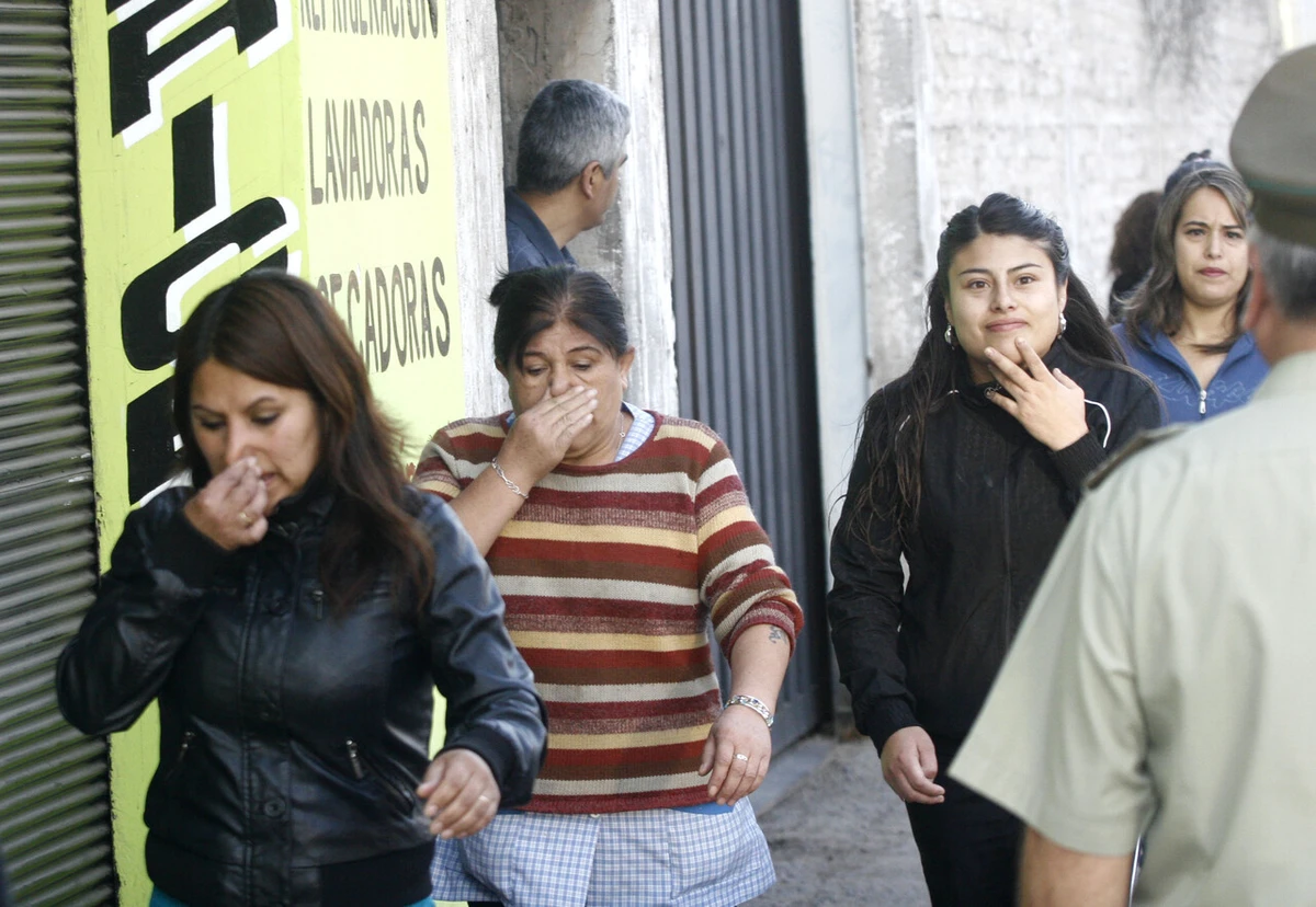 Olor fétido cubre Coronel y hallan toneladas de jibia podrida acumulada en terreno baldío tras incendio