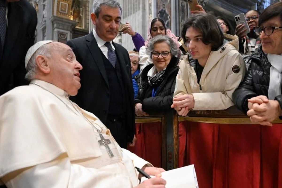 Tras colapso respiratorio el papa Francisco se mantiene requiriendo oxígeno