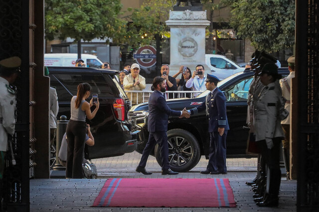 De vuelta de vacaciones: Boric retorna al comité político silencioso y tensionado por caída de su mejor ministro