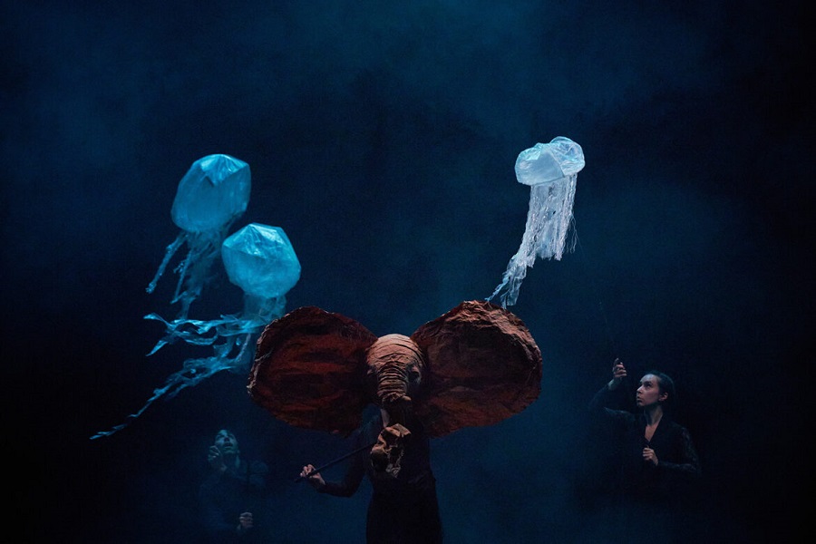 Elefantes y medusas de plástico y papel bailan al ritmo de orquesta en obra que llega a Santiago