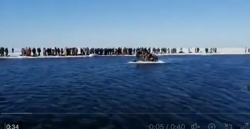 Cientos de pescadores a la deriva sobre un témpano en Rusia tras desprendimiento: Rescate con lancha y colchón de aire