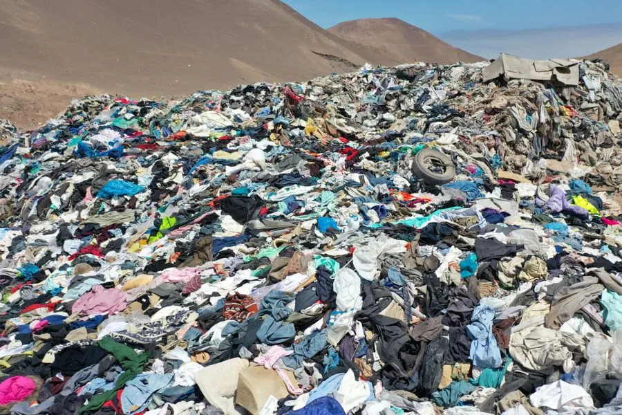 Vertedero ilegal de ropa en Iquique.