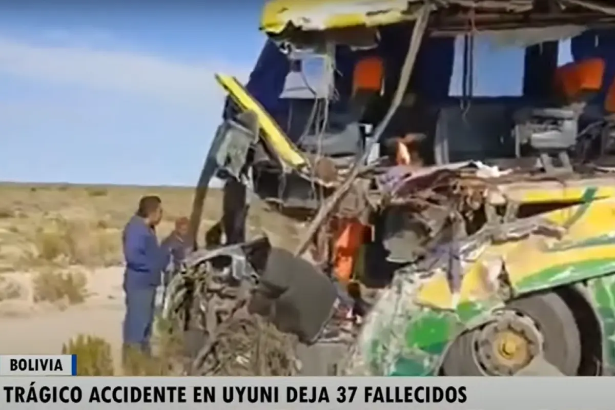 Confirman dos chilenos muertos en trágico accidente en Bolivia que dejó casi 40 víctimas fatales