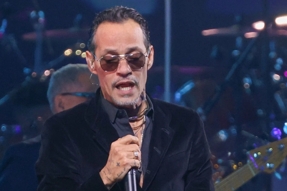 VIDEO| “El que me tiró la botella, que tenga los cojon...”: Marc Anthony furioso tras recibir botellazo en Colombia