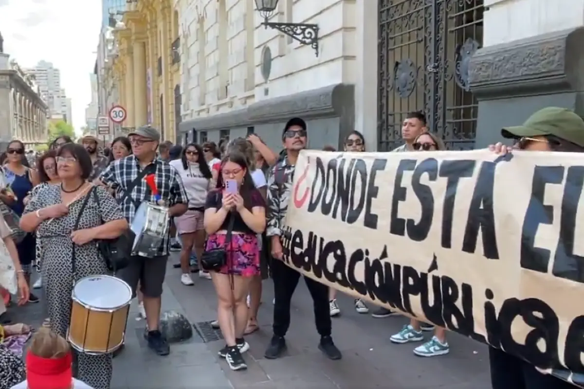 Profesores de Santiago en paro indefinido por conflicto por bono con Desbordes: Medida afecta a 39 establecimientos