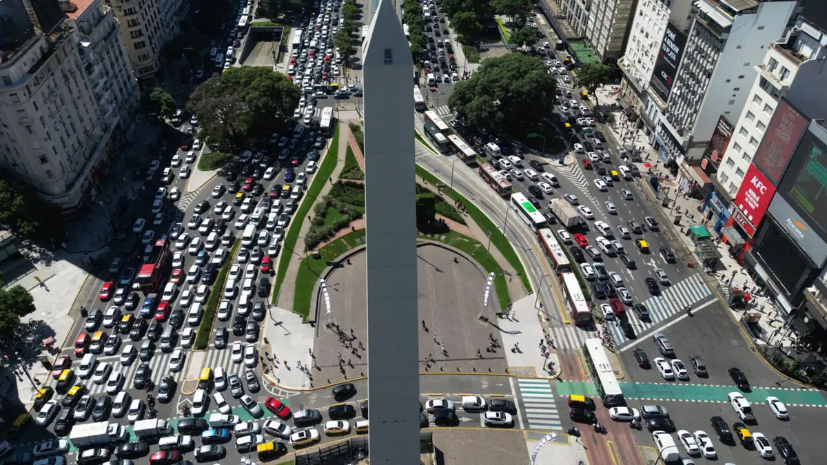 Sabotaje, falta de mantenimiento y peak por ola de calor: Las tesis que investigan por apagón en Argentina