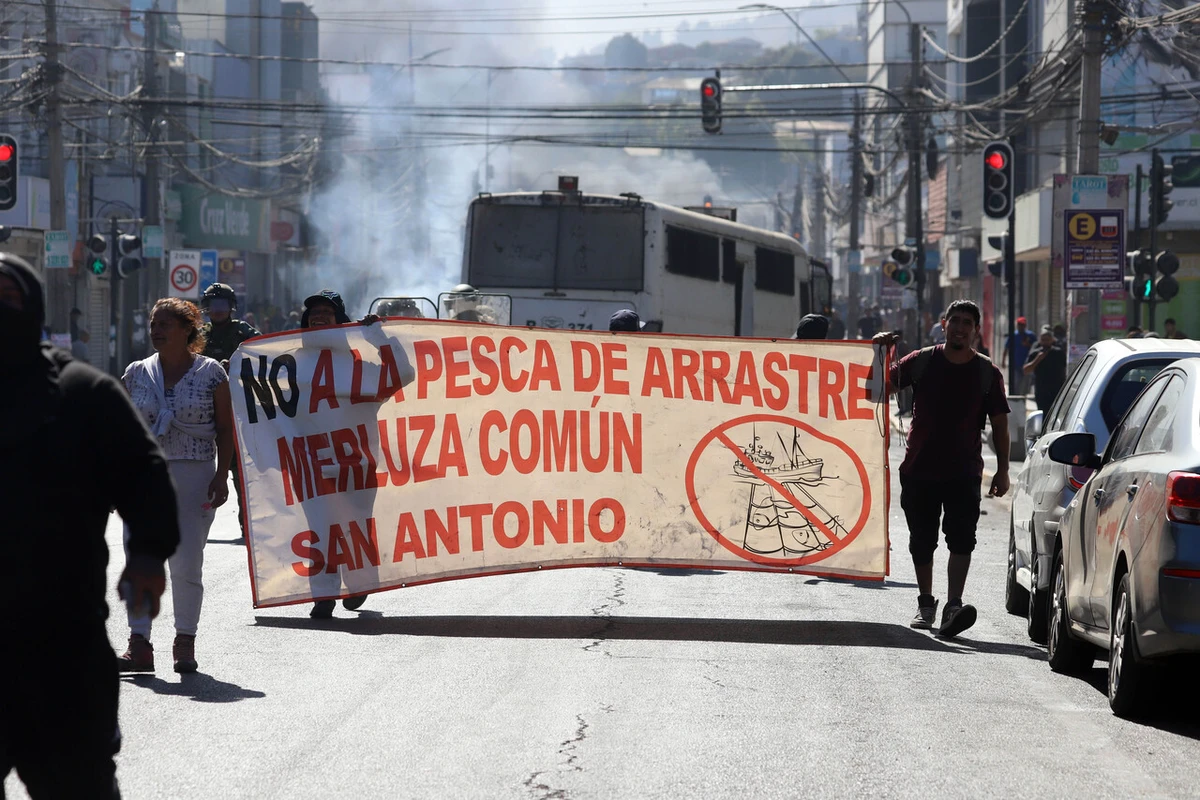 Largas navegaciones de más de 30 km mar adentro para pescar merluza: La crisis tras protestas de pescadores en Valparaíso