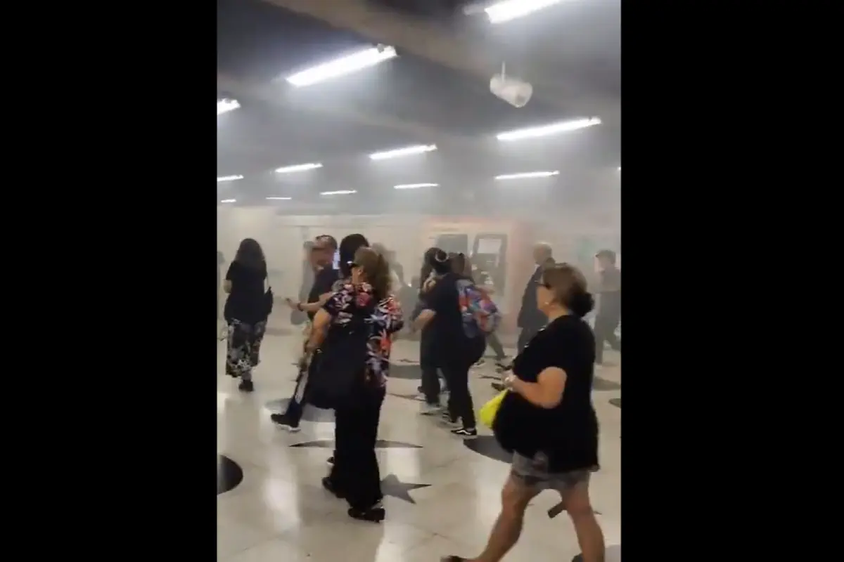 VIDEO| Tras evacuación de estación Baquedano por humo y llamas en un vagón Metro reporta estado del servicio