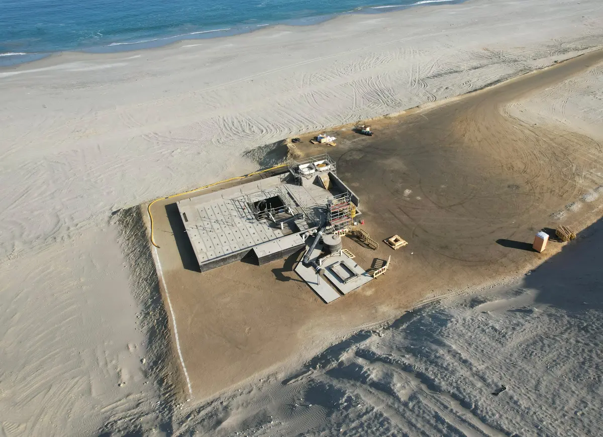 El edificio de cinco pisos oculto bajo la playa de Mejillones que enfrenta al alcalde con mega minera