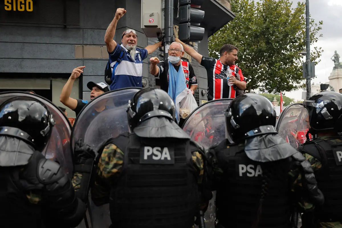 Barristas argentinos ponen en jaque a Milei tras represión a multitudinaria marcha de jubilados