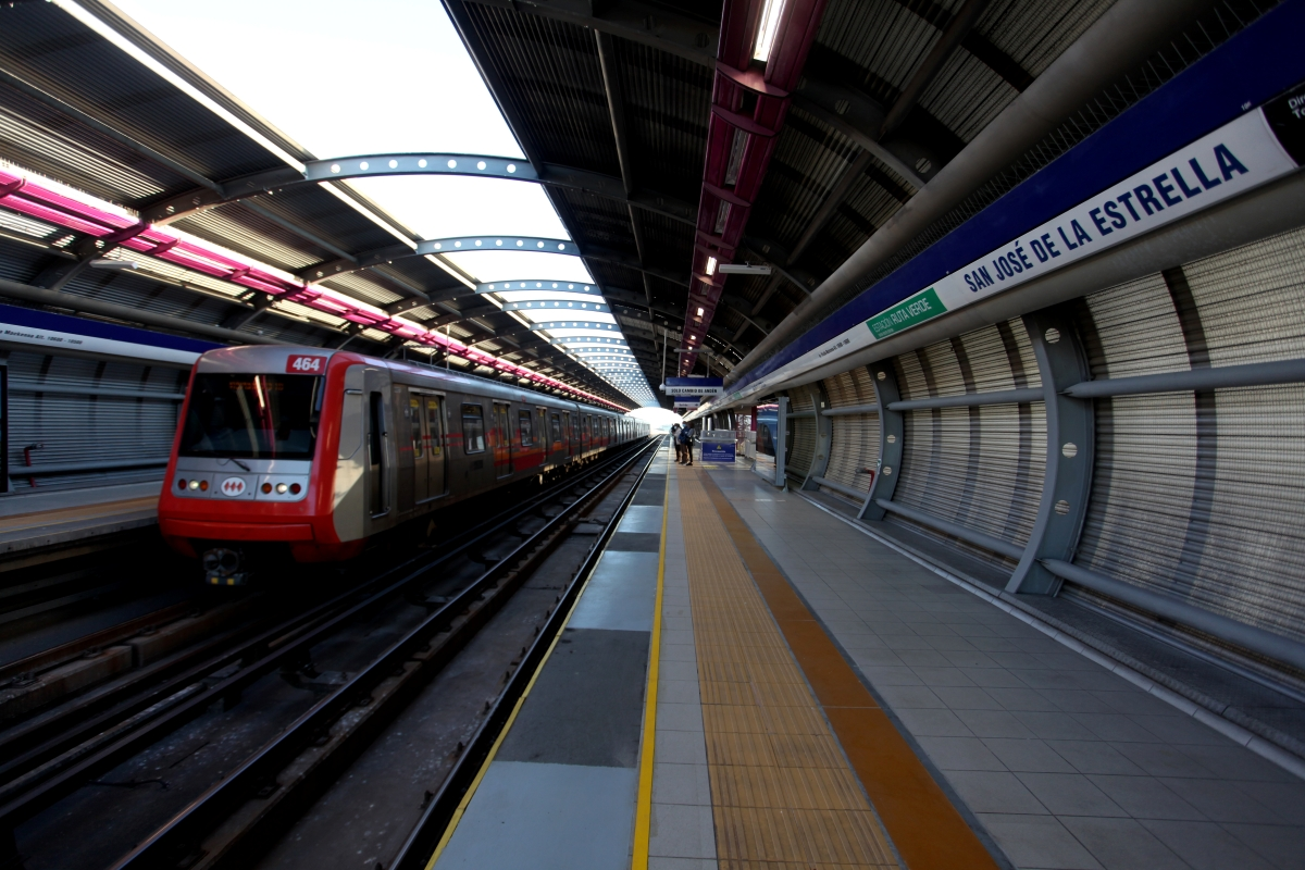 Papito corazón causa caos en el Metro al evadir fiscalización huyendo por el túnel