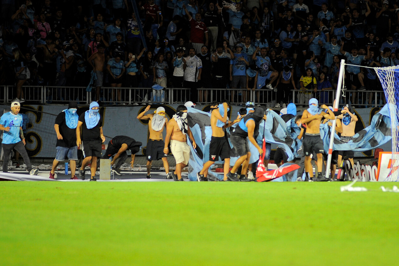 FOTOS| Escándalo en el fútbol chileno: Encapuchados entran a la cancha y suspenden partido de Iquique