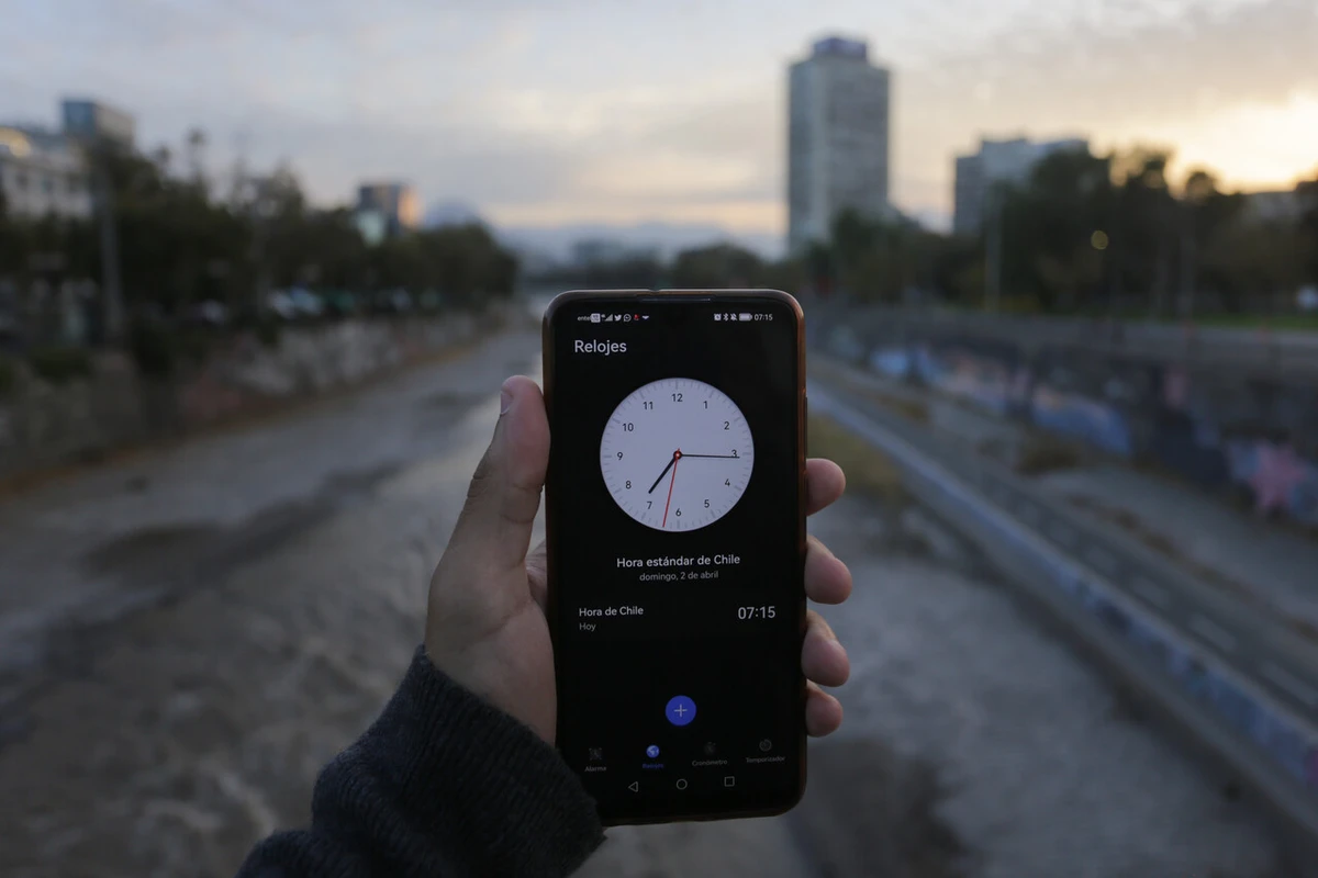 Cambio de Hora en Chile: Cuándo es, qué se debe hacer con el reloj y dónde no regirá