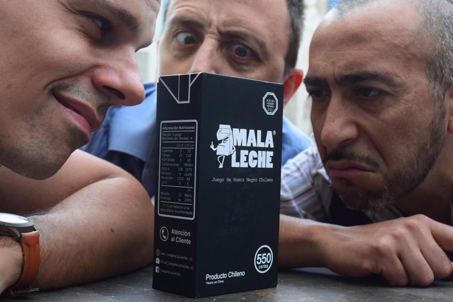 El juego de mesa "MALA LECHE" se transforma todos los viernes en un hilarante show de impro en el Teatro Lospleimovil