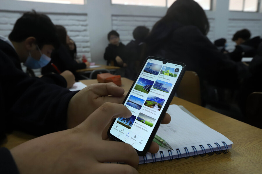 Hasta 4to básico prohibido llevarlos: Empieza restricción de celulares en colegios de Las Condes