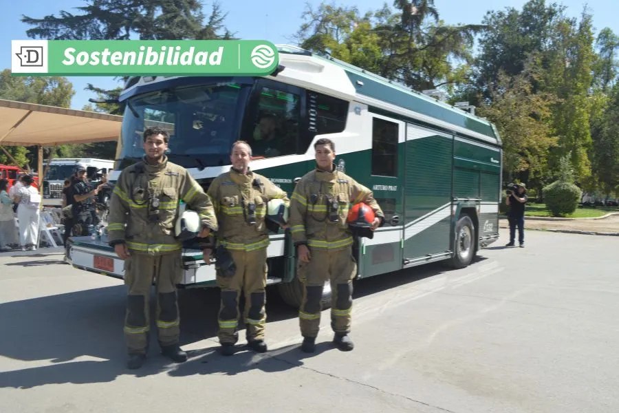 Vecinos de Santiago tienen el primer carro bomba eléctrico de Latinoamérica: Baterías se recargan en solo 45 minutos