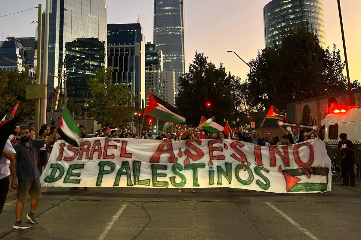 Organizaciones palestinas en Chile se manifiestan frente a  Embajada de EEUU y exigen a gobierno de Boric una posición más activa