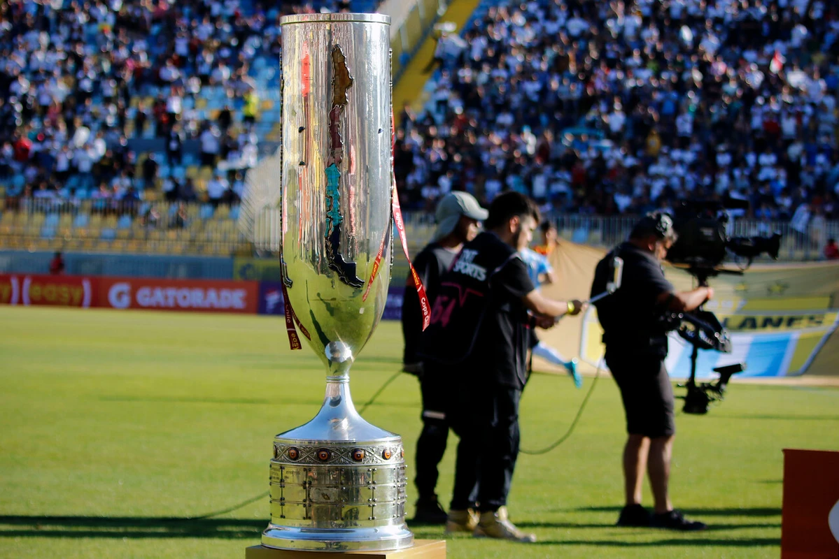 Trofeo de la Copa Chile siendo lucido en el Estadio Sausalito de Viña del Mar