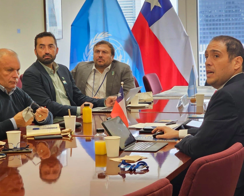 Alcalde de Juan Fernández se reúne con embajadora Paula Narváez y participa en importante reunión en la ONU