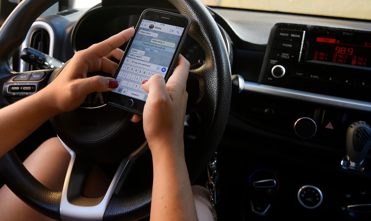 Conducta vial con nota roja en Chile: La mitad de las personas admite usar el celular mientras maneja