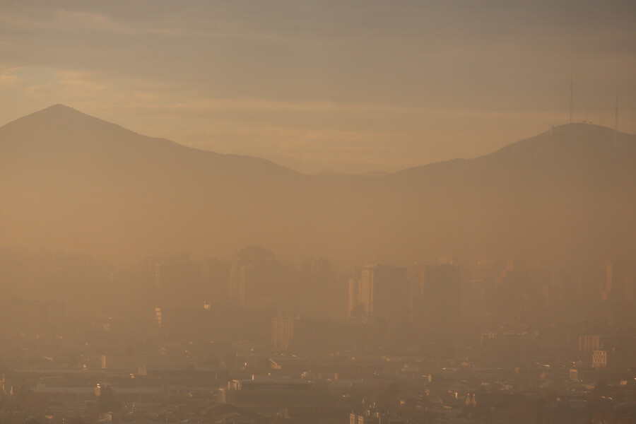 Contaminación en invierno aumenta crisis de asma, EPOC y contagio de virus respiratorios en Chile