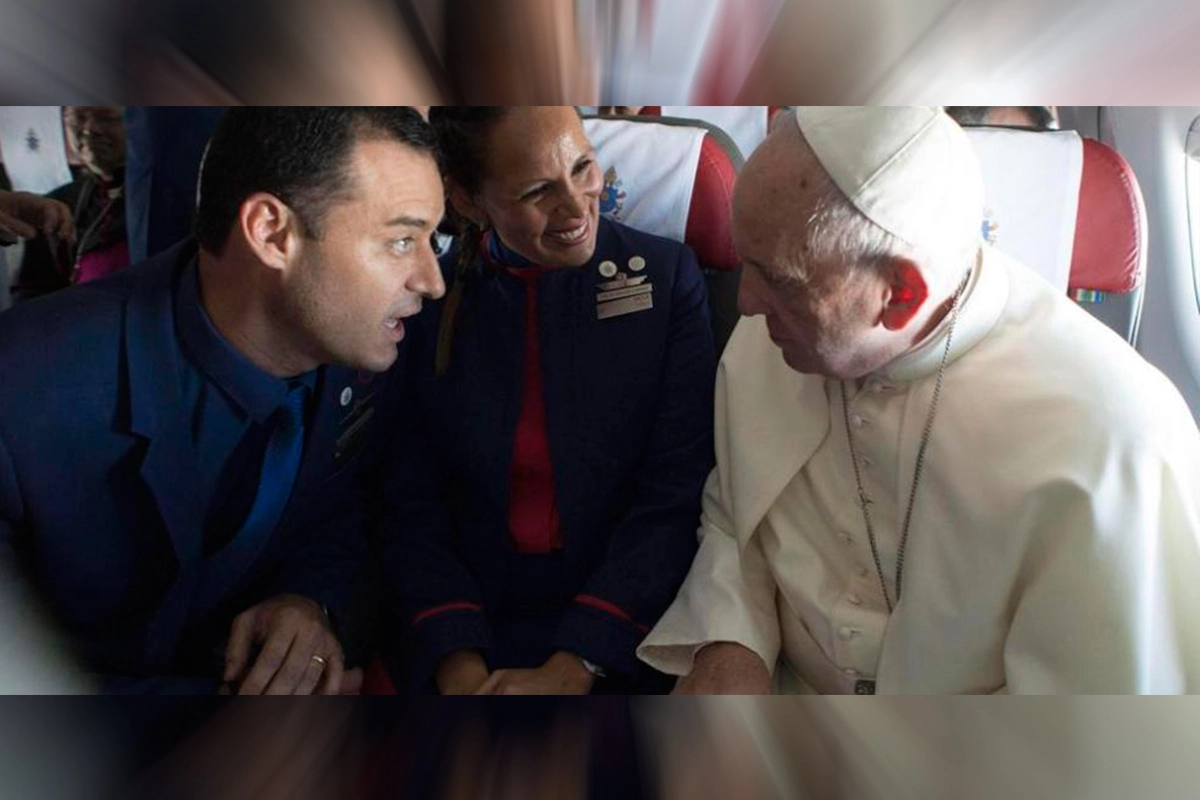 VIDEO| Experiodista que trabaja en Latam contó detalles del día que el Papa Francisco lo casó con su esposa en pleno vuelo