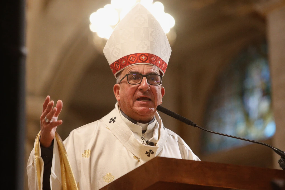 Obispo Fernando Chomali destacado en prensa por subir vídeo lavando a mano camisa blanca en la previa al conclave papal
