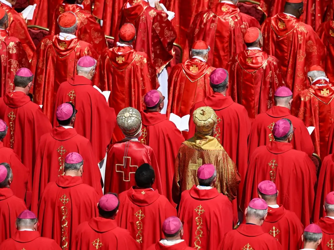 Cardenal se puso fiestero antes de elección del papa: Se tomó todos los licores del frigobar y no eran gratis